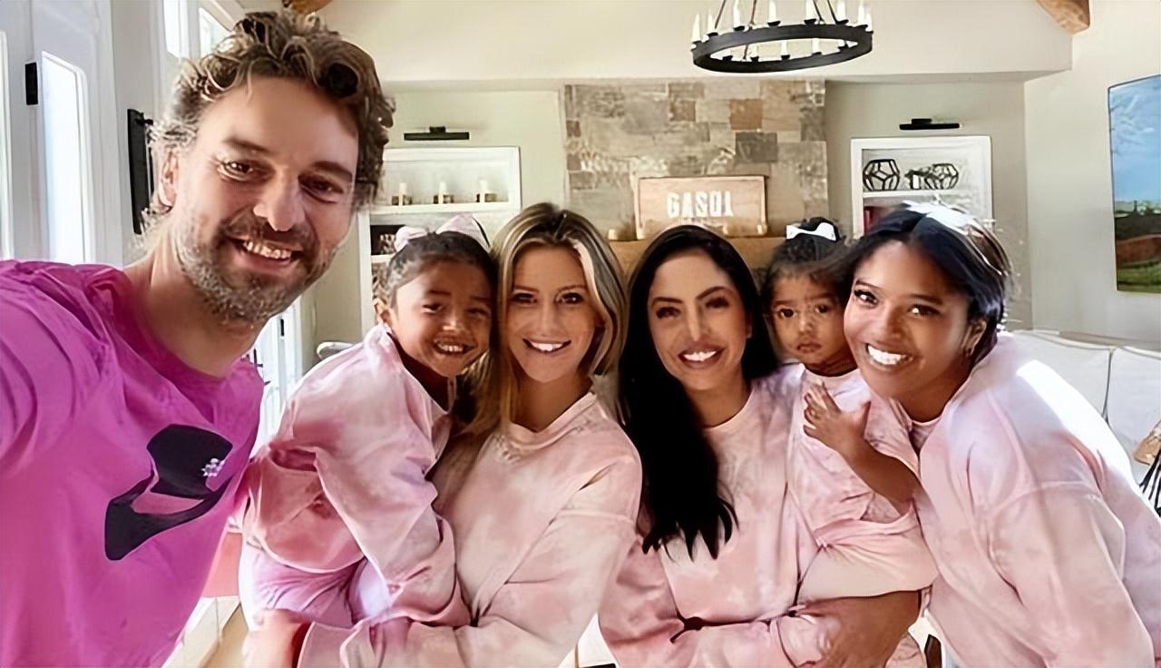 瓦妮莎和大女儿娜塔莉亚晒出与比安卡的合影,保罗-加索尔也为小侄女送