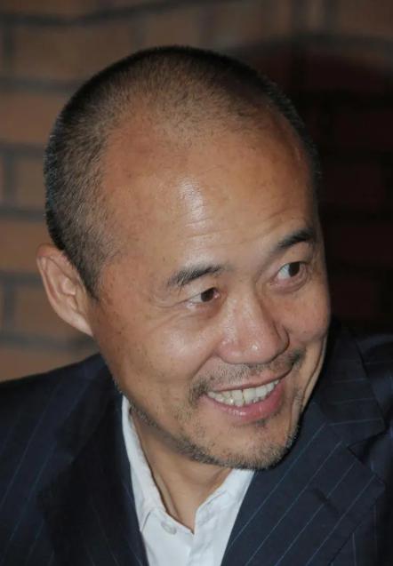 中国地产大亨:人生赢家 王石是中国地产业的传奇人物,每年领取1200万