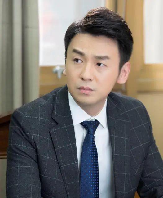 雷佳音因出演《我的前半生》中的"前夫哥"陈俊生一角而出圈,他的演技