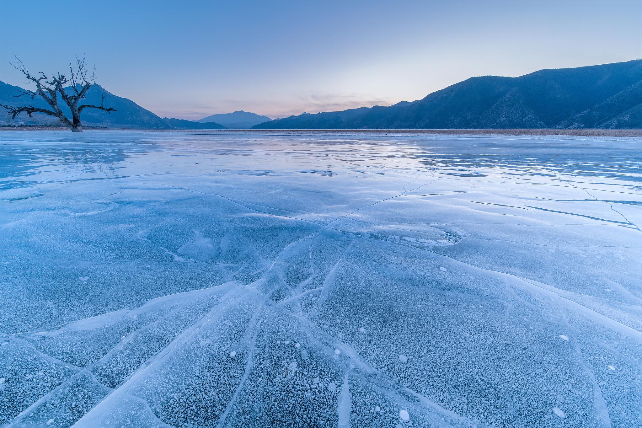 茶卡盐湖:冬日里的仙境梦幻 茶卡盐湖位于青海省玉树藏族自治州治多县