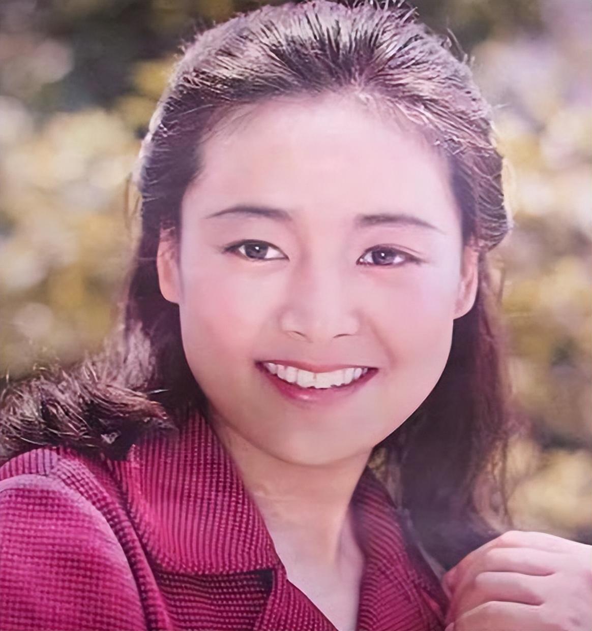张瑜:从初代大众女神到孤独制片人 张瑜,这位曾经红遍大江南北的影后