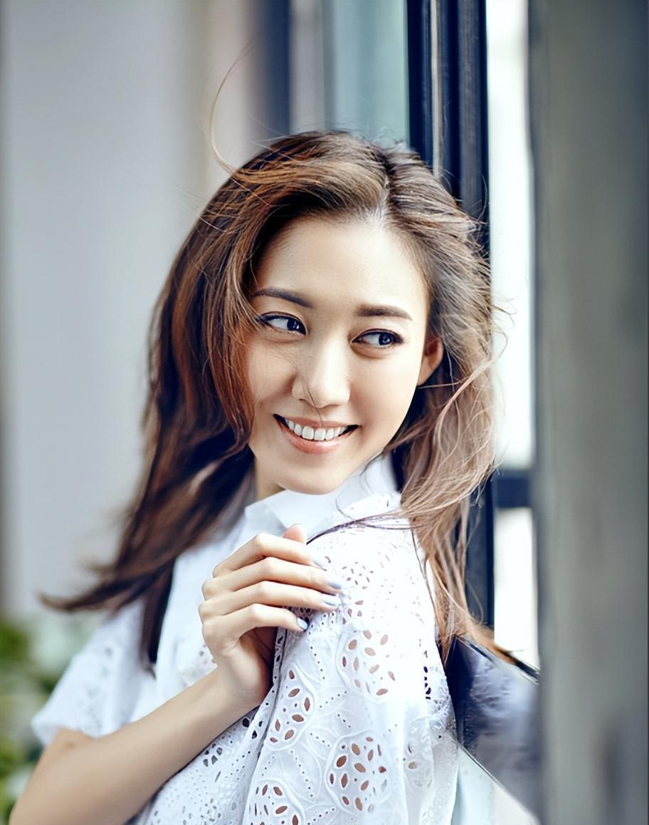 年过四十亦妩媚,才情傲世无敌 高露是一个在影视圈中独树一帜的演员