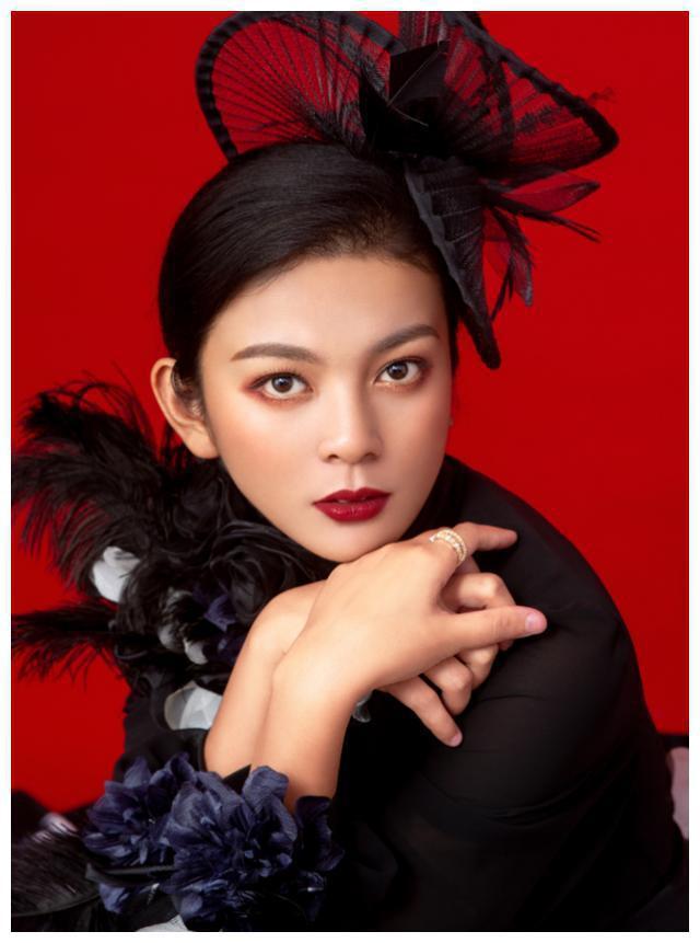 王鸥:壮族女演员的演绎魅力 王鸥,来自广西南宁的壮族女演员,以《都市