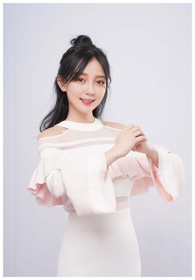 王鸥:壮族女演员的演绎魅力 王鸥,来自广西南宁的壮族女演员,以《都市