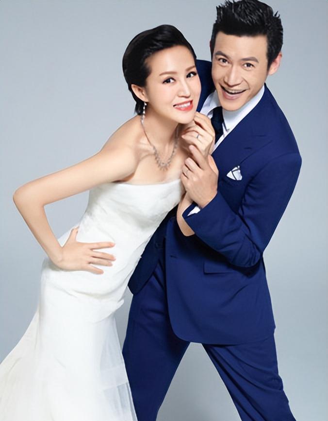 鲍蕾的衰老:真实与压力的交织 近期,鲍蕾与陆毅的合照引发了网友的