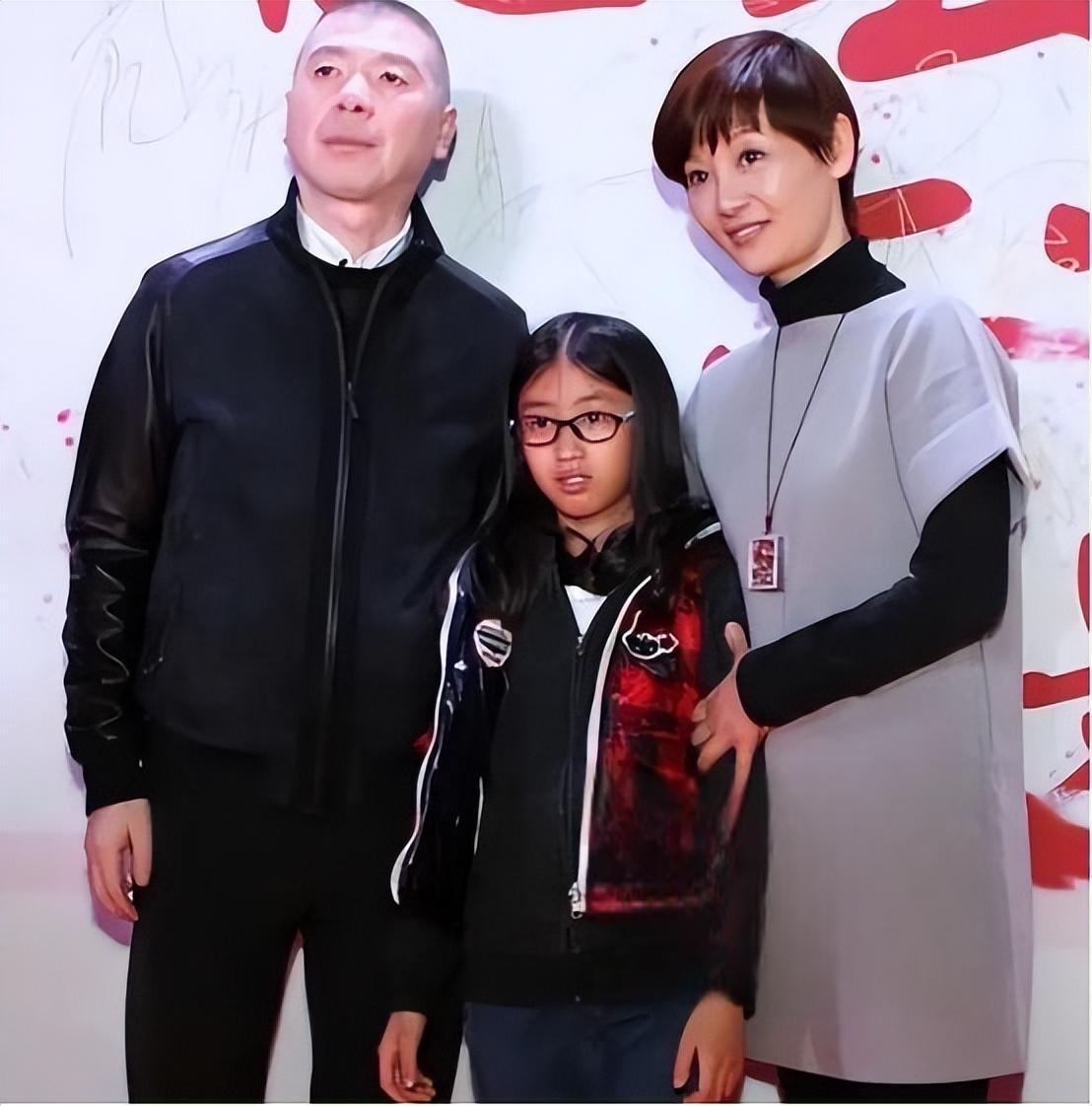 冯小刚两个女儿首次同台亮相 冯小刚全家29日难得一同亮相,为其新电影