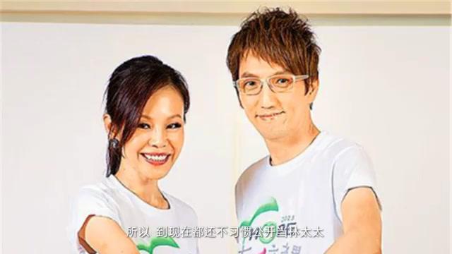林志炫晒与妻子甜蜜合照:20多年爱情长跑,幸福满满 林志炫,这位被誉为