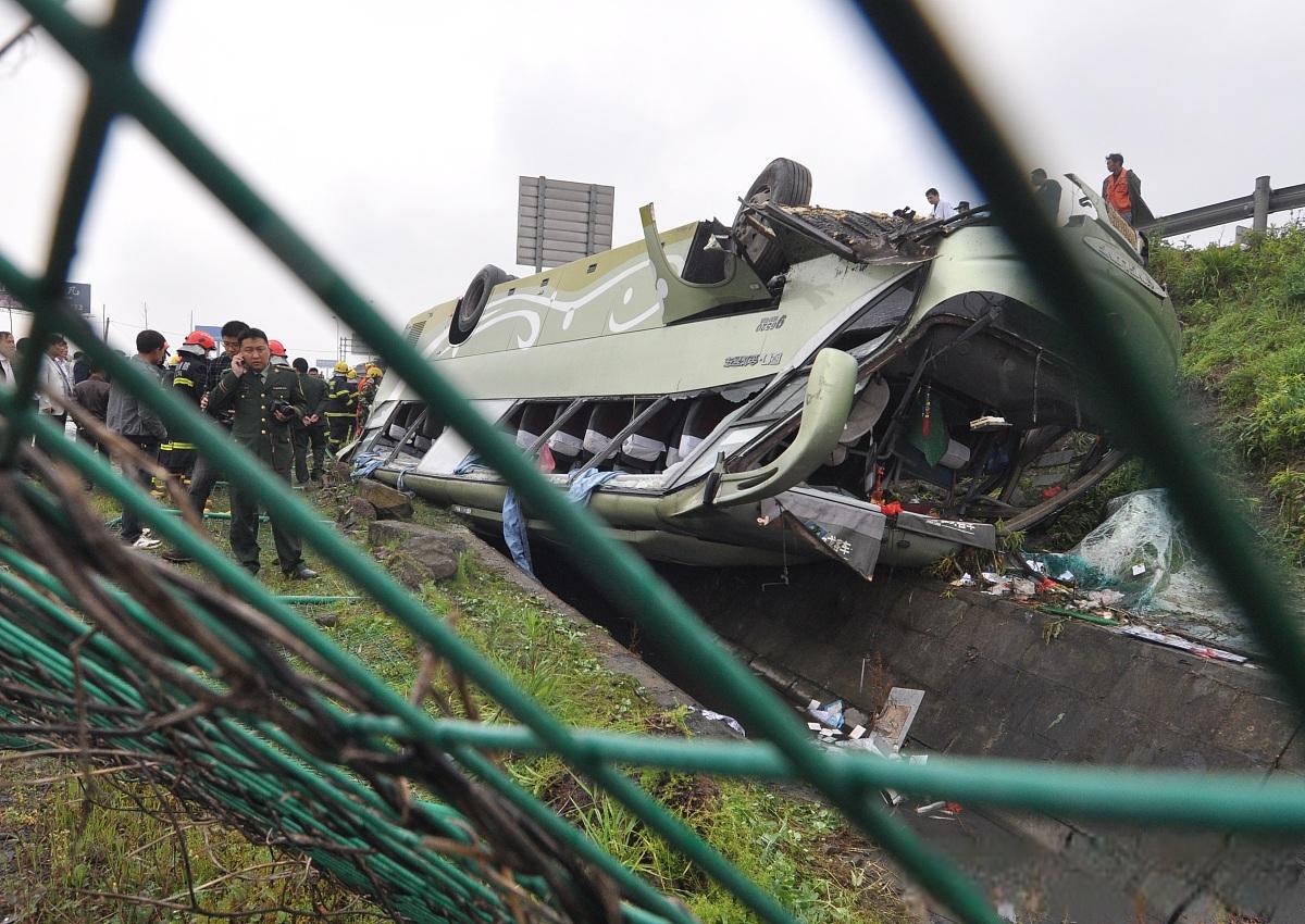 深圳欢乐谷过山车碰撞事故:法律视角下的责任与警示 深圳欢乐谷过山车