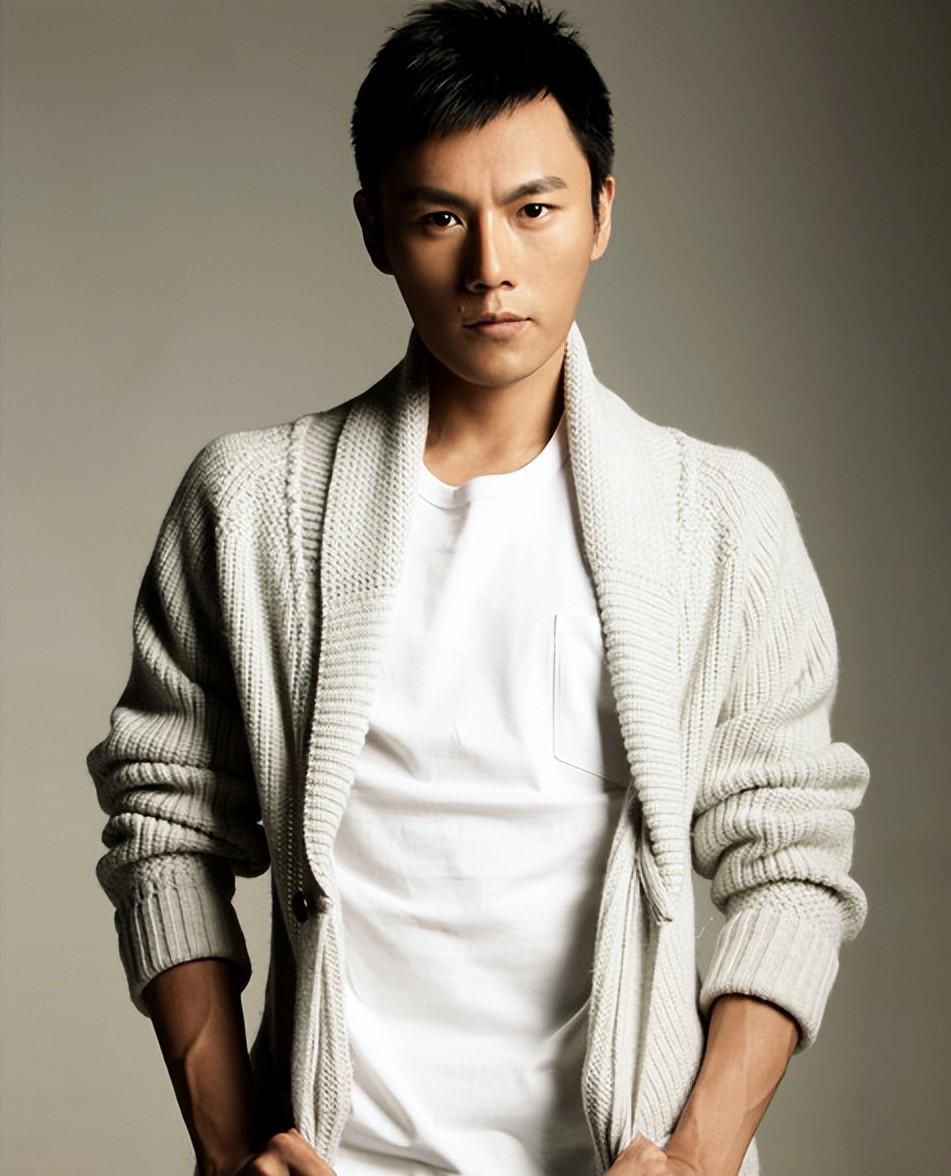 秦昊:从低谷到巅峰,娱乐圈的坚韧探索者 秦昊,这位45岁的实力派演员