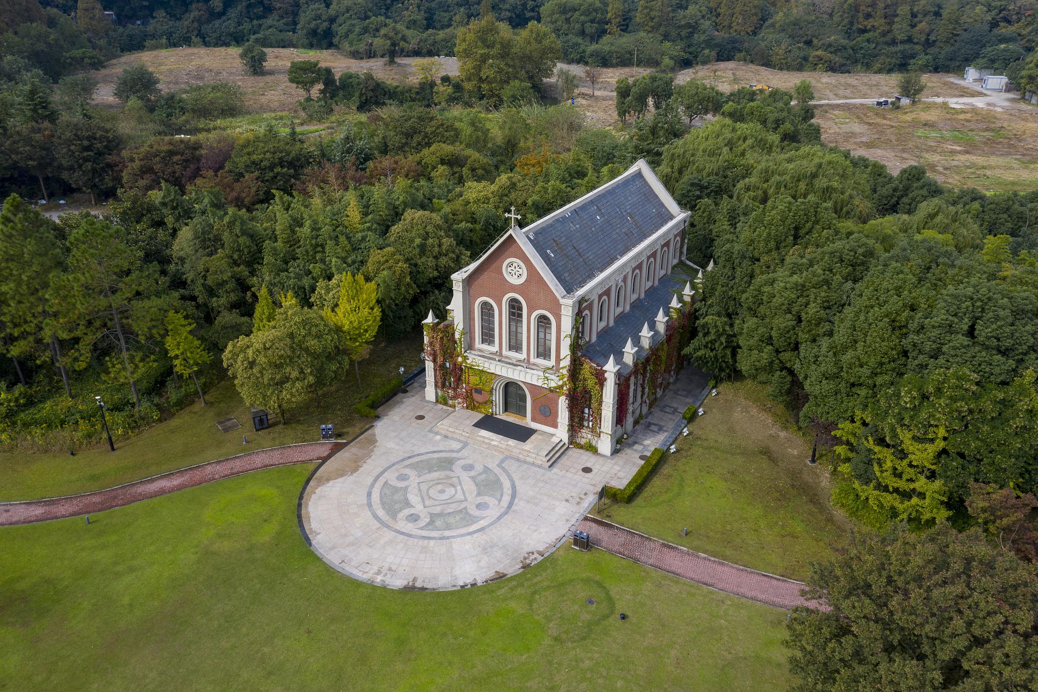 佘山旅游度假区:国家级的璀璨瑰宝 佘山旅游度假区是一处令人陶醉的