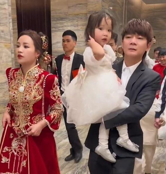 六哲大婚,粉丝祝福 六哲在湛江举行盛大婚礼,粉丝们从四面八方赶来