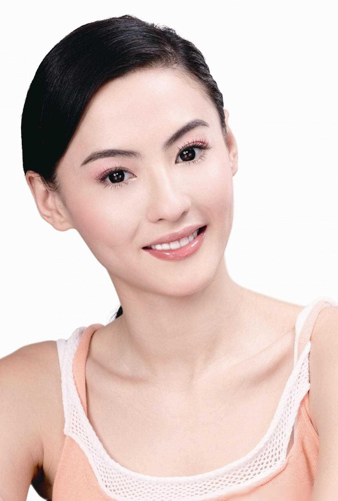 张柏芝直播拍到外籍帅哥穿衣服 张柏芝在清晨四点开启直播,意外拍到