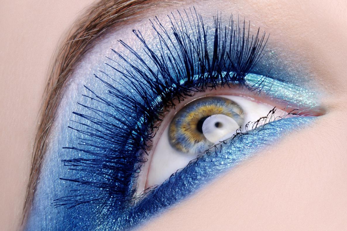 儿童舞台妆蓝色眼影画法 儿童舞台妆是非常重要的一部分,蓝色眼影作为