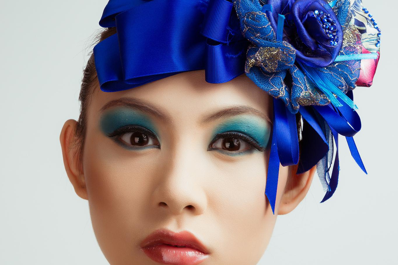 儿童舞台妆蓝色眼影画法 儿童舞台妆是非常重要的一部分,蓝色眼影作为