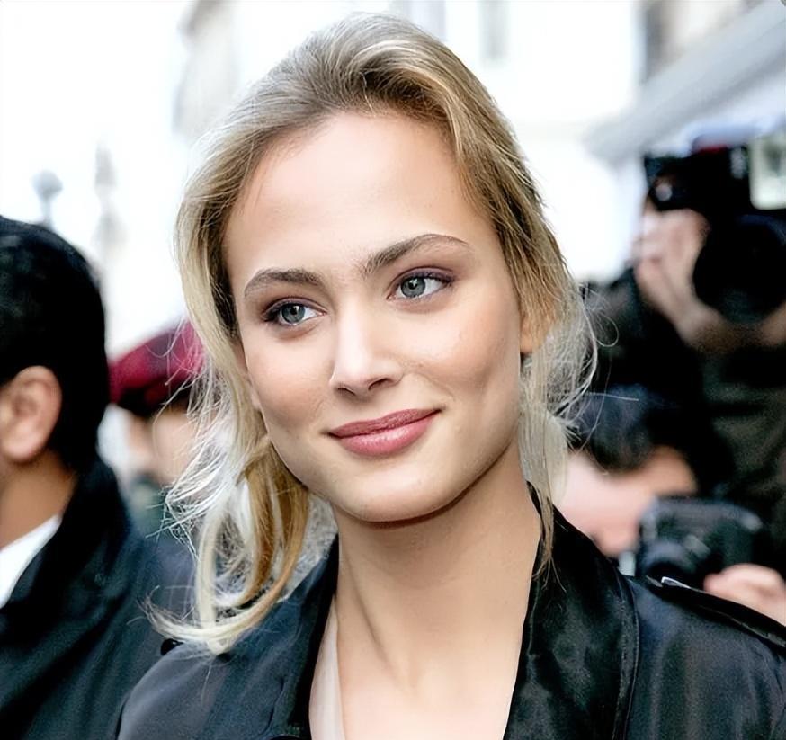 诺拉·阿娜泽德尔:聚光灯下的法式魅力女神 诺拉·阿娜泽德尔,这个