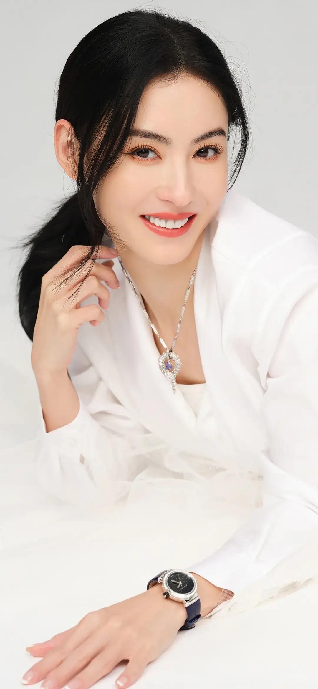 张柏芝宝宝甜美笑容如花绽放 张柏芝宝宝身穿粉色长裙,在花园中绽放出