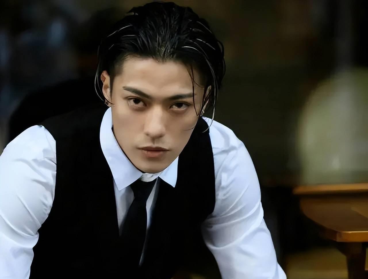 仲尼johnny:网红离世 网红"仲尼johnny"(原名黄小沣)在巴厘岛海滩游泳