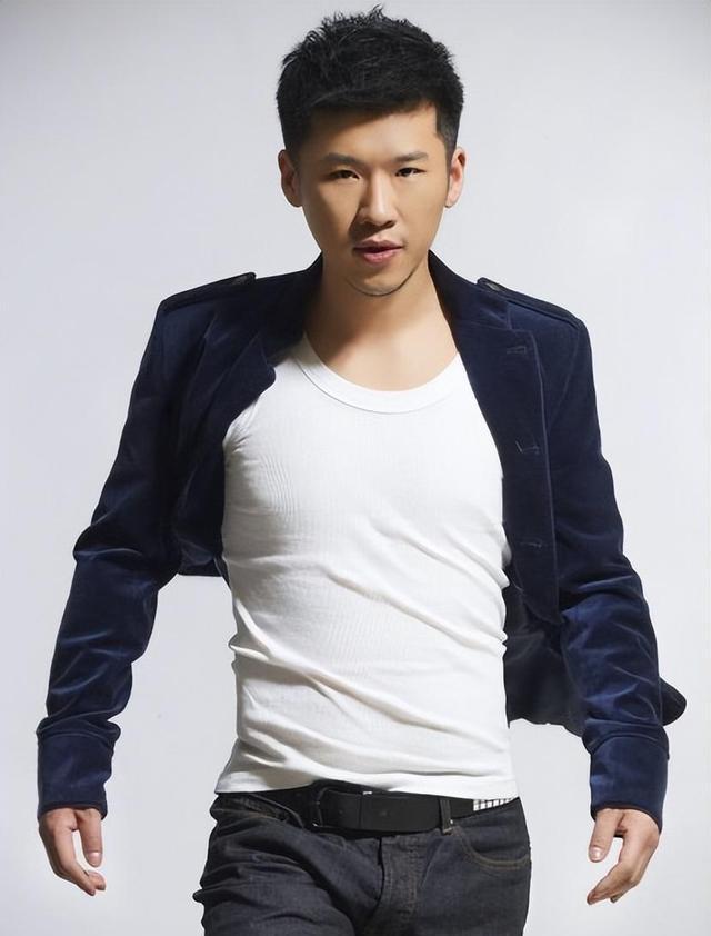 王骁:从星二代到一线演员的奋斗之路 王骁,这个名字可能很多人还不