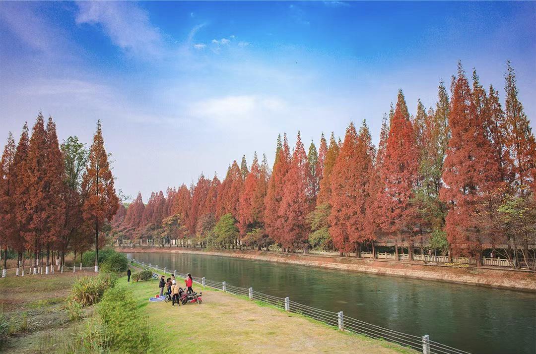 安靖蜀绣公园:自然与文化的交融 安靖蜀绣公园是一个集自然,文化,休闲