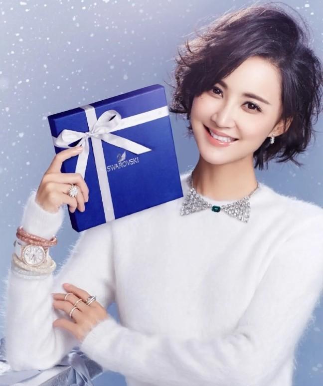 张歆艺:荧幕下的真实人生 张歆艺,一个在荧幕上演绎富家千金的演员