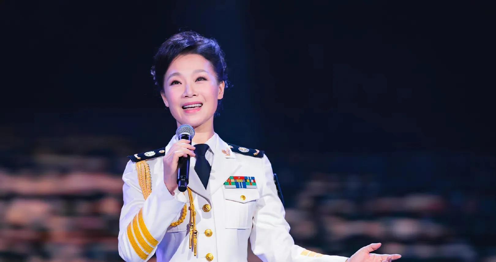 歌唱家吕薇:人生舞台的坎坷与幸福 吕薇,一位出生在文艺家庭的女高音