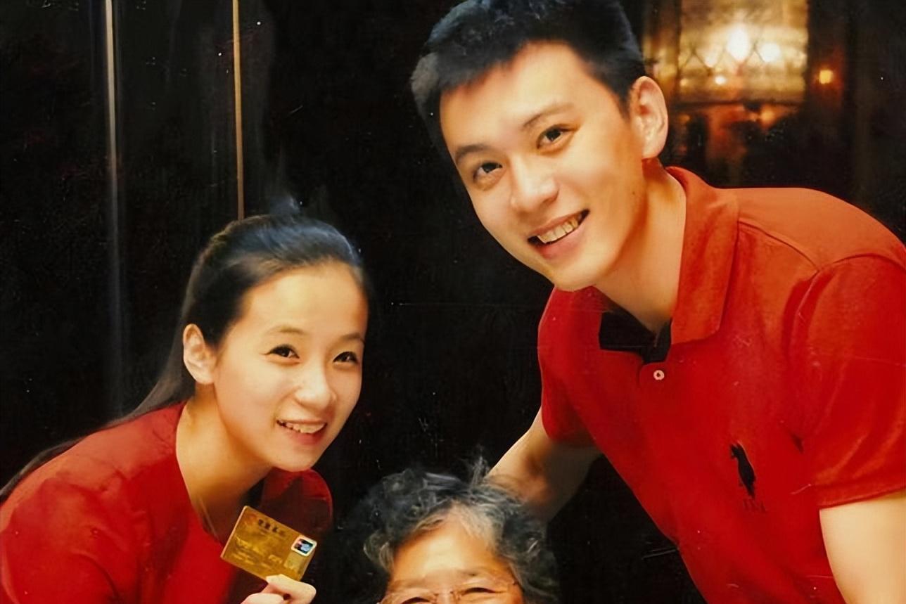 杨鸣宣布与唐佳良离婚 杨鸣在个人社交平台上发布声明,宣布与妻子