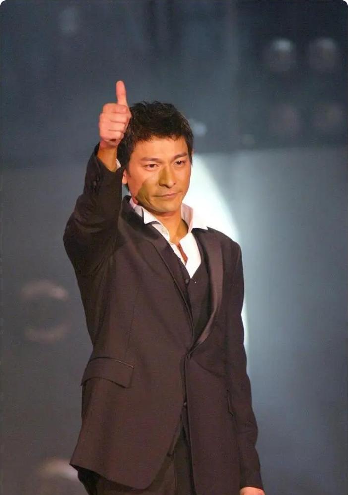 港特区政府保安局局长晒与刘德华合照,重温警察梦,粉丝遇见偶像的激动