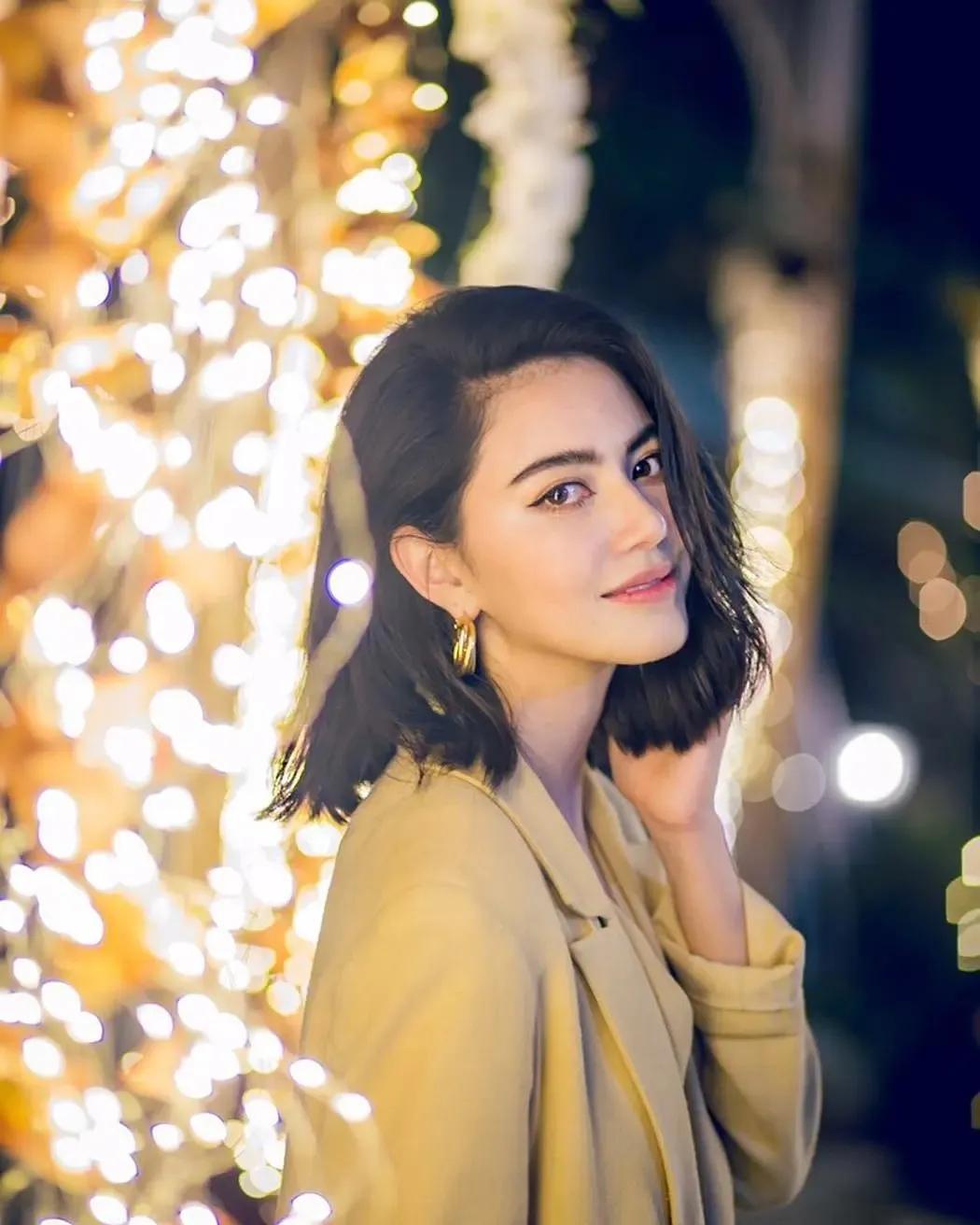 泰国女演员,模特,泰国娱乐圈备受瞩目的女神,被誉为"泰国第一神 ""