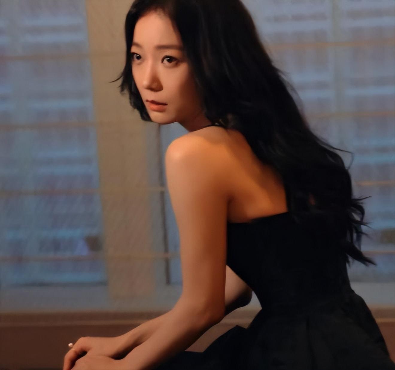 王珞丹澳门献唱,黑裙红唇惊艳全场 王珞丹亮相2023大湾区音乐汇,在