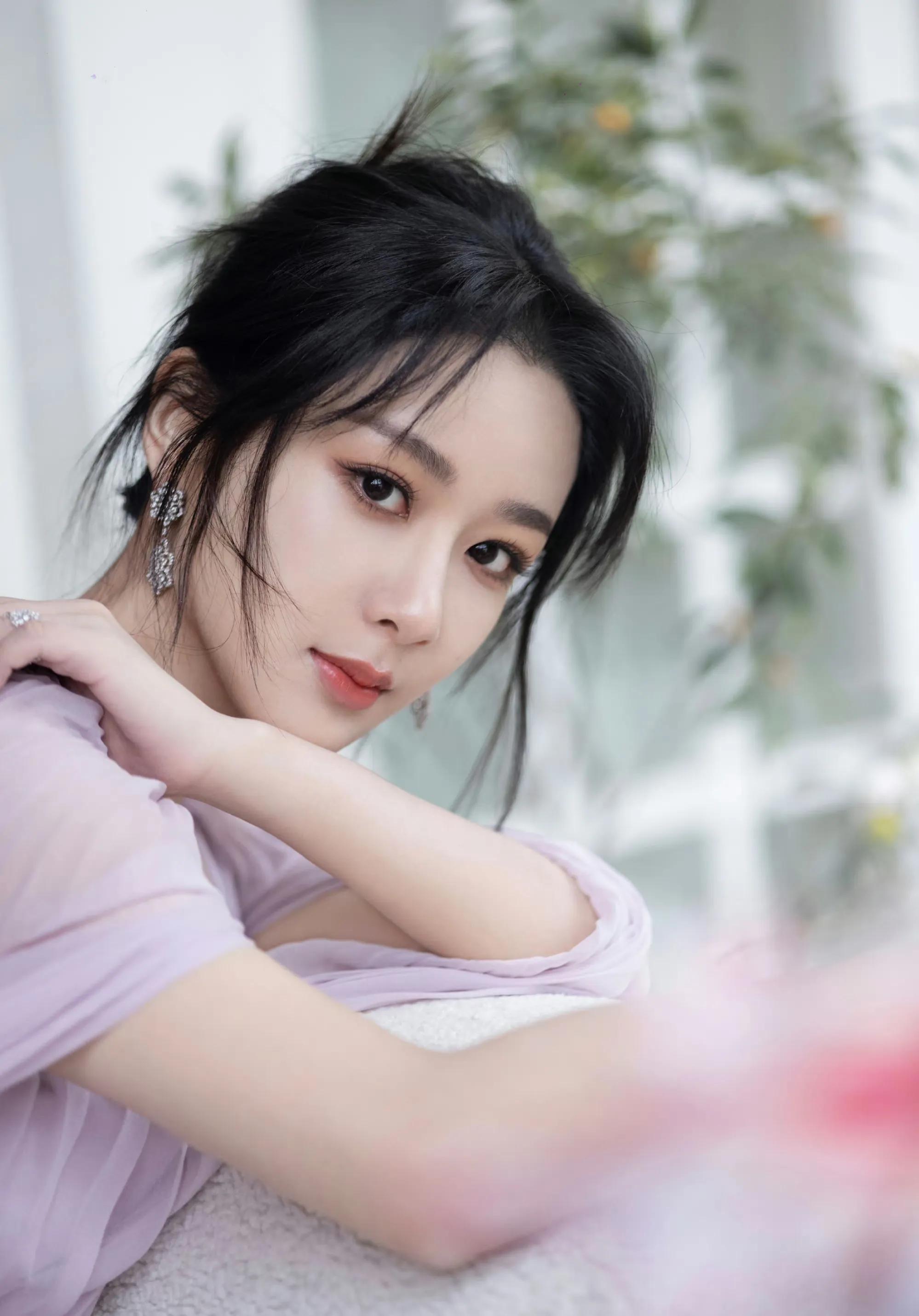 杨紫的粉丝纷纷留言评论,猜测的声音此起彼伏,众说纷纭