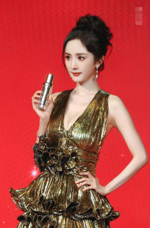 杨幂金色深v礼服亮相,时尚魅力再创高峰 杨幂在三亚的品牌活动上,身着