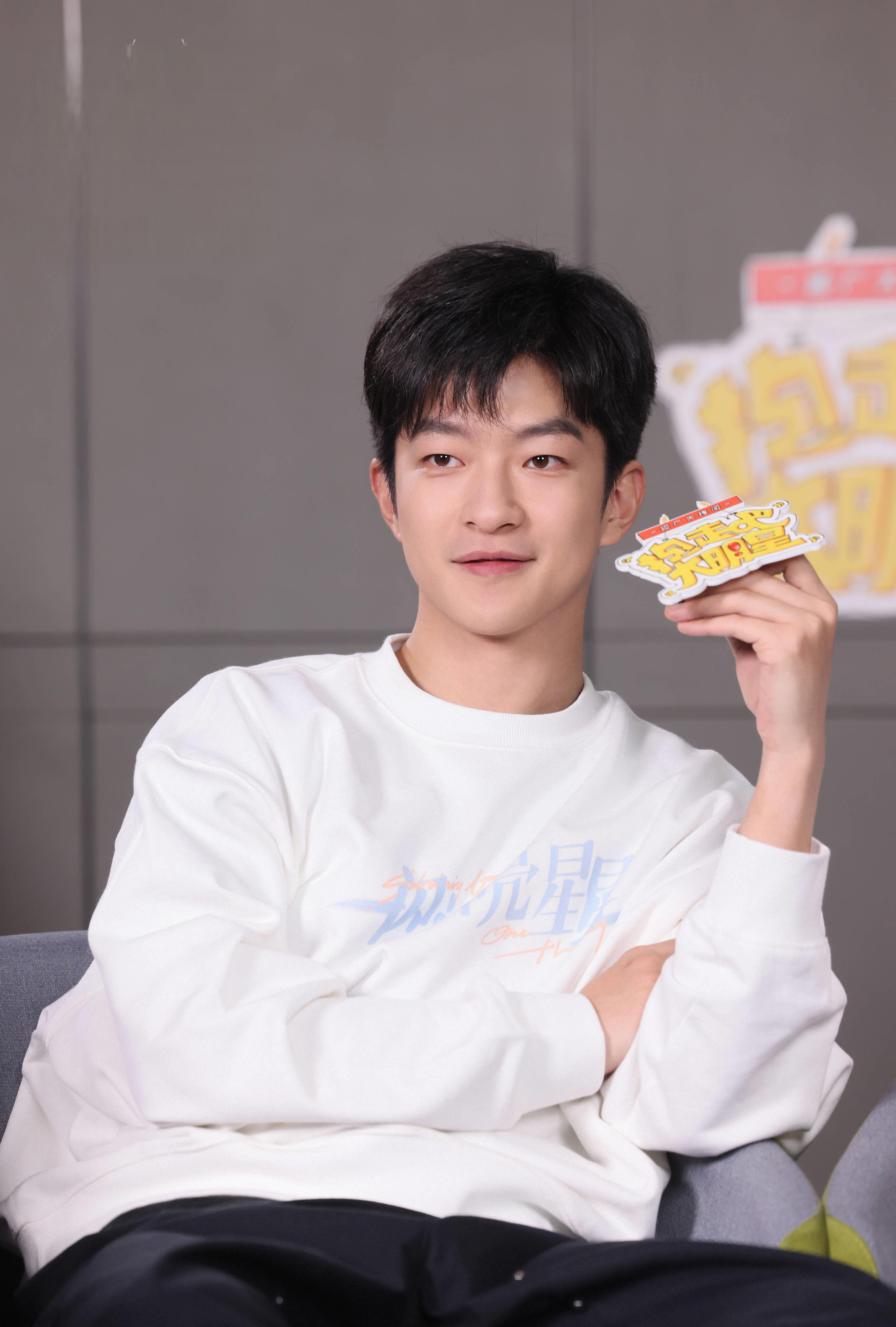 "一闪一闪亮星星"背后的甜蜜约会:屈楚萧与张佳宁的默契与友谊 在去年