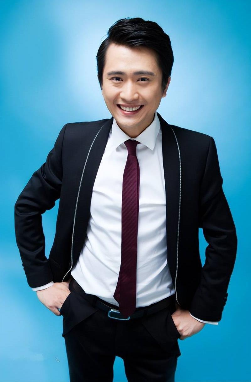 杨帆:央视主持人的音乐情怀与深情伴侣 杨帆是央视知名主持人,他的