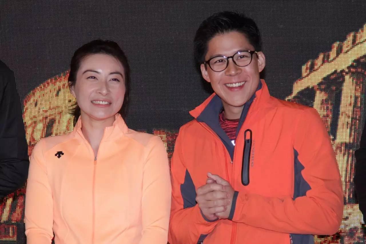 郭晶晶与霍启刚牵手看电影 11周年庆典,郭晶晶与富商老公霍启刚牵手看