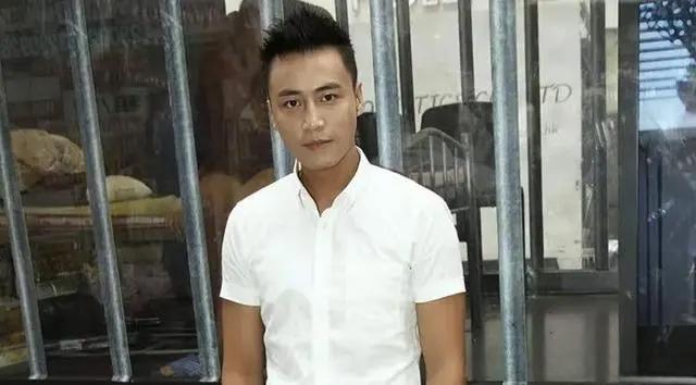 香港男星公开恋情,网友调侃老牛吃嫩草 香港男星张建声公开恋情,与20