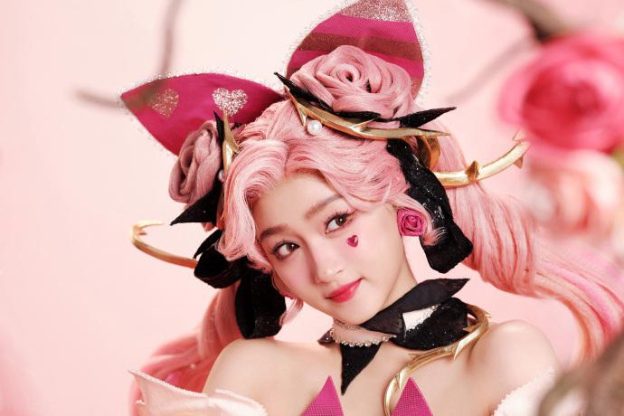 关晓彤cos孙尚香:美颜与精致妆容的完美结合 关晓彤cos起了游戏中的