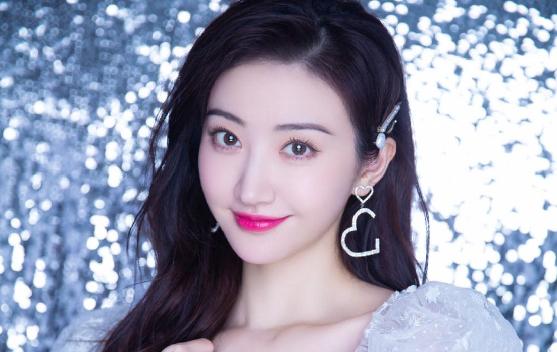 景甜:美貌与演技共存 景甜的美貌是无可否认的,她五官精致,肤色白皙