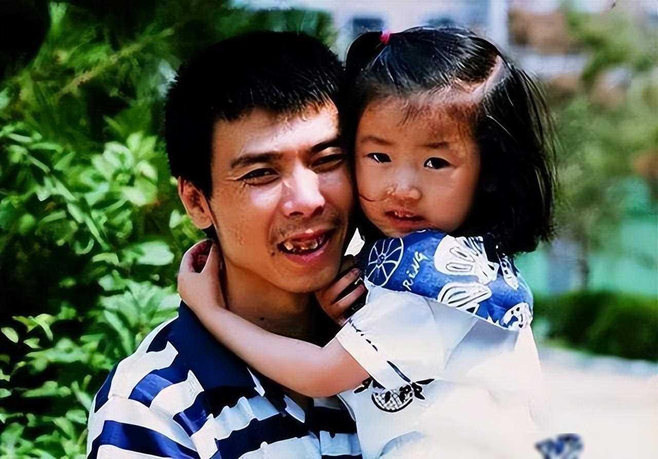 冯小刚一家四口:爱与笑容的独特融合 冯小刚一家三口登上综艺节目舞台