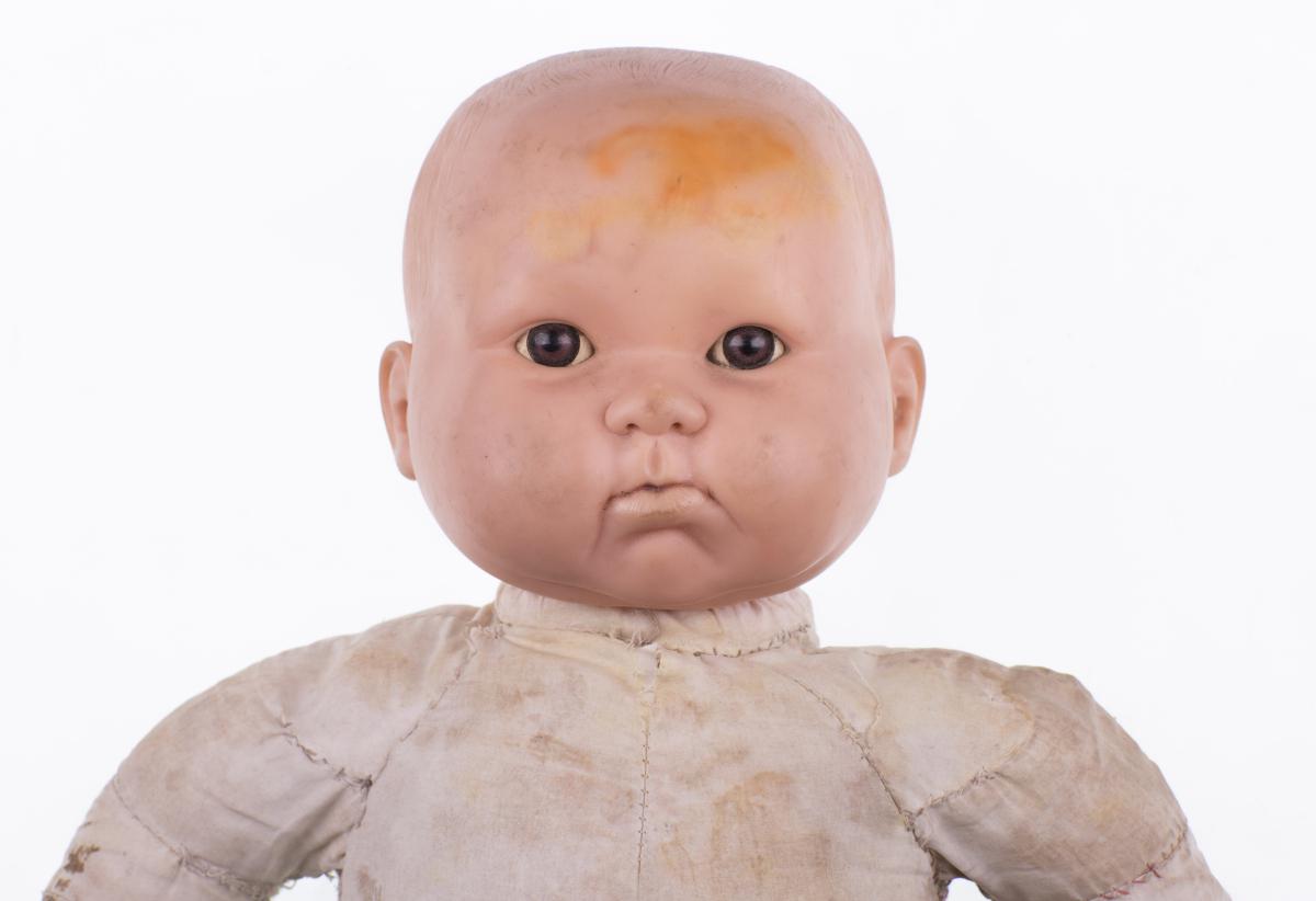 但是,新手爸妈可能会因为宝宝的皱纹,扁平的鼻梁和奇怪的头部形状而