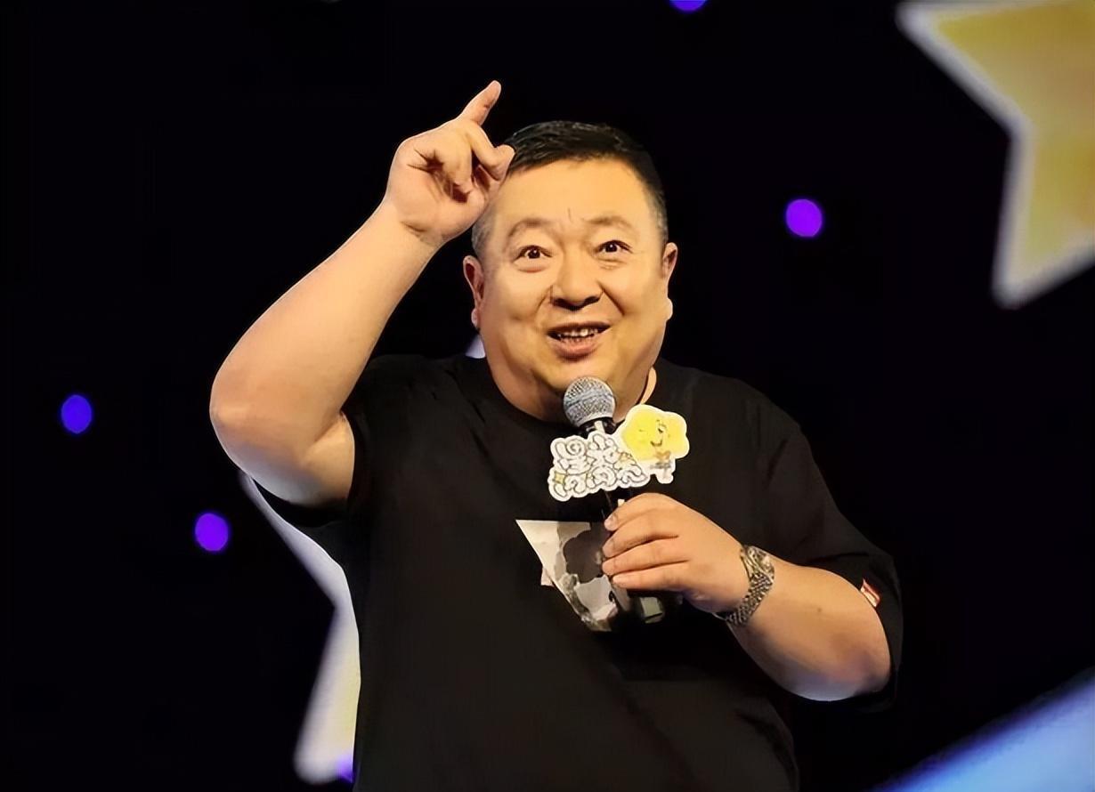 董浩:两次经历死亡,妻女是他最坚强的依靠 董浩是央视的主持人,他在