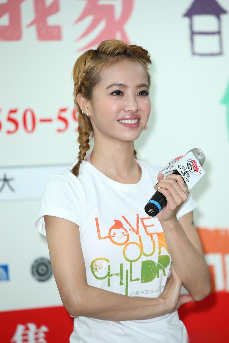 唱跳天后蔡依林被曝已经签约确认将加盟芒果台的综艺节目浪姐5,引发