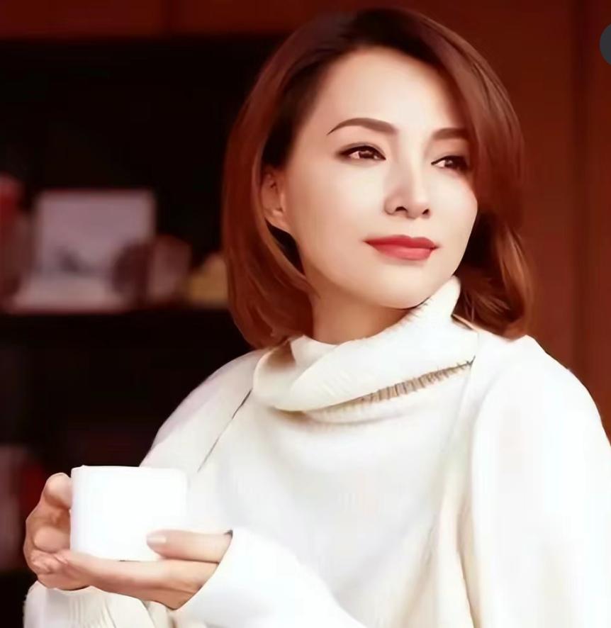 董卿:家庭与事业的平衡者,女性的勇气与担当 董卿,曾经的央视一姐,以