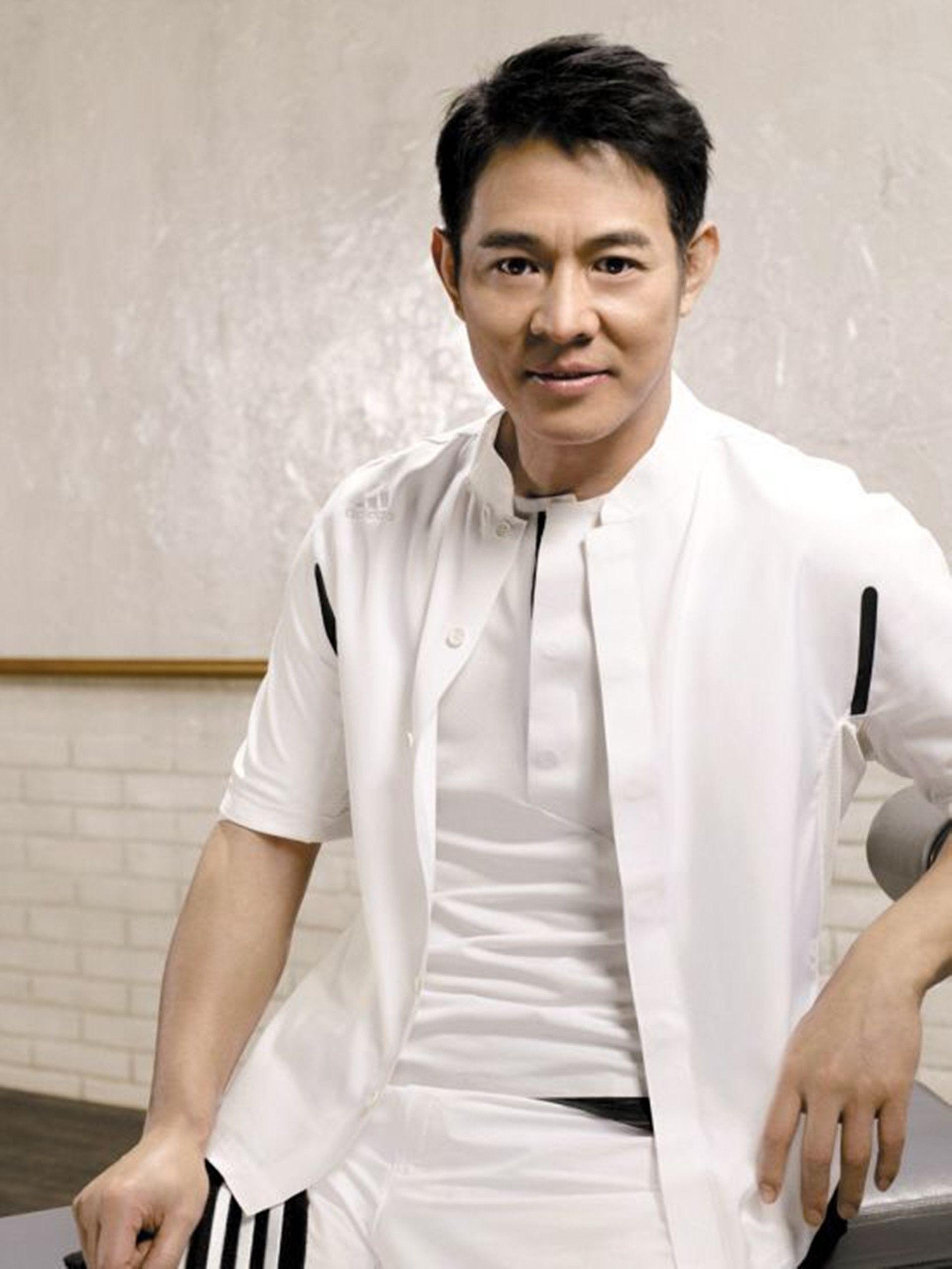 李连杰坦然面对生死,超越肉体的力量 李连杰在宣传新书《超越生死》时