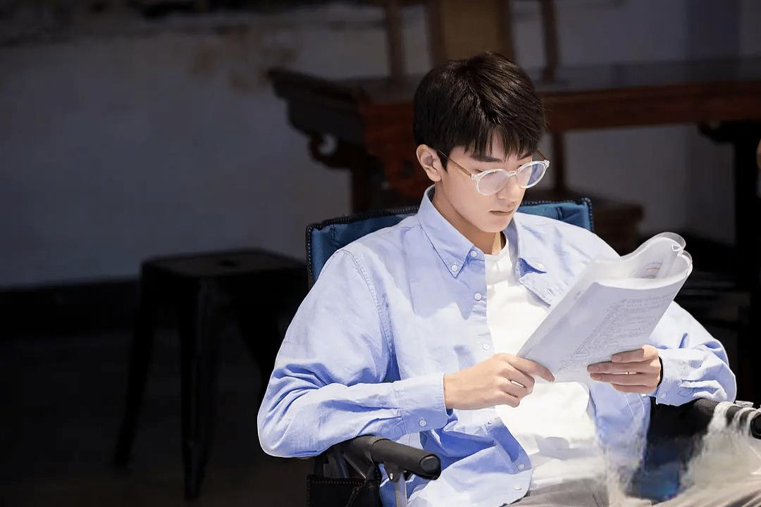 《脱轨》:林一演技炸裂 林一在电视剧《脱轨》中的演技炸裂,他的角色