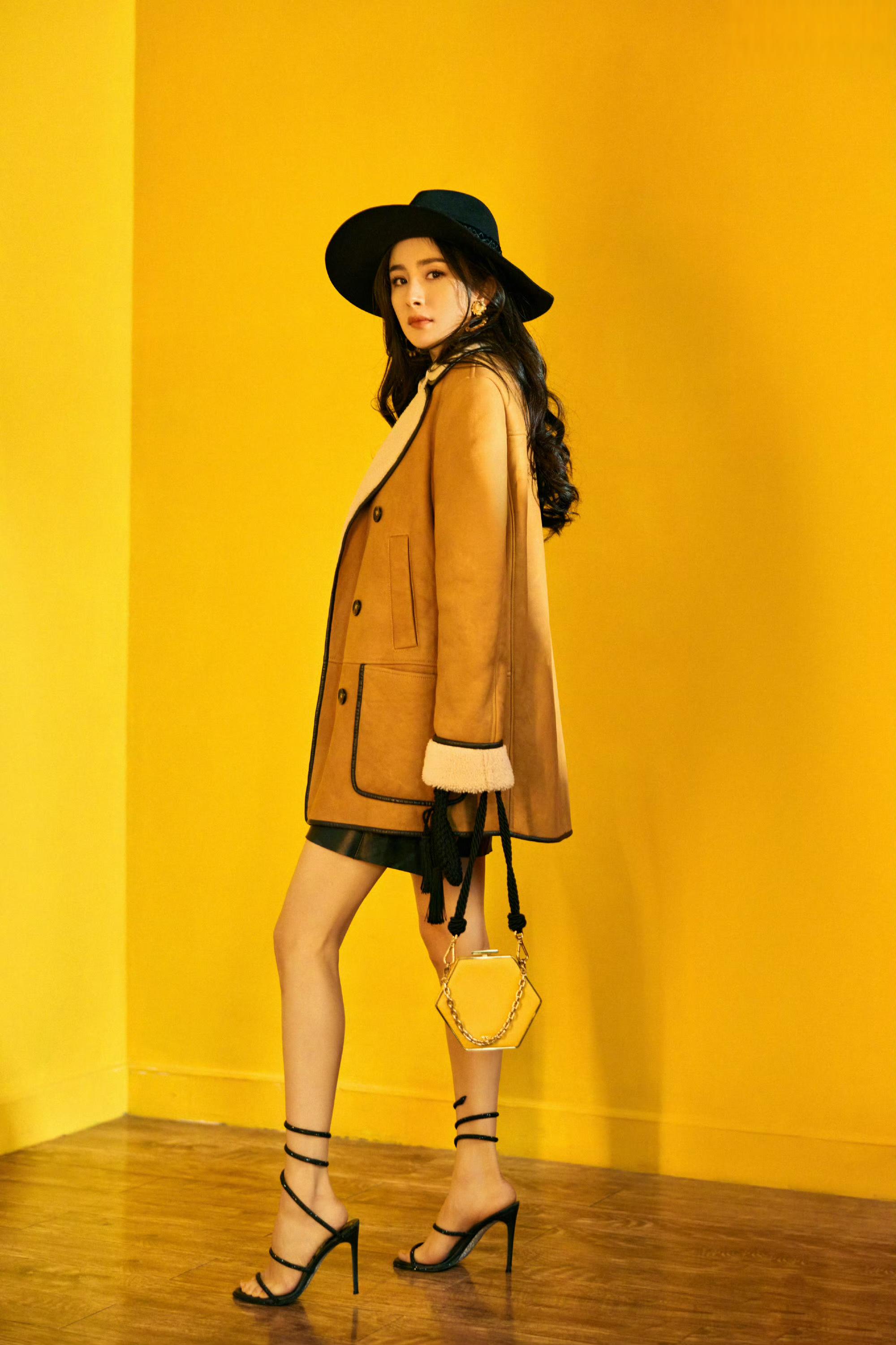 杨幂幂的优雅气质 杨幂幂优雅地站在阳光下,身穿棕色外套,头戴黑色