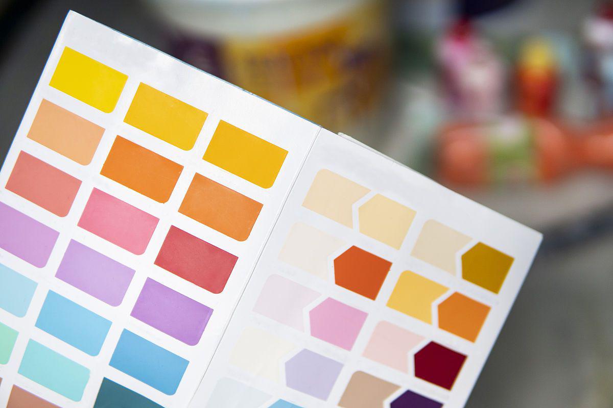 调配橘黄色油漆的小技巧 想要调配出迷人的橘黄色油漆,只需掌握几个小