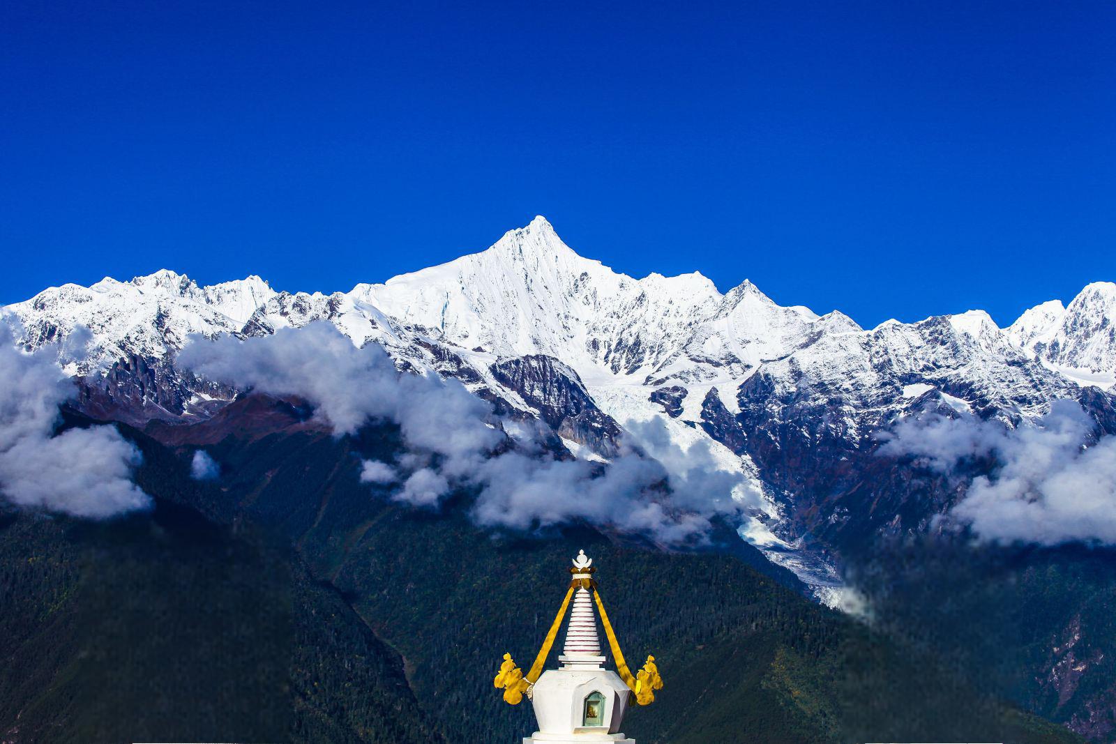 梅里雪山,位列藏传佛教四大雪山之二的卡瓦格博雪山,因盛产珍贵药材而