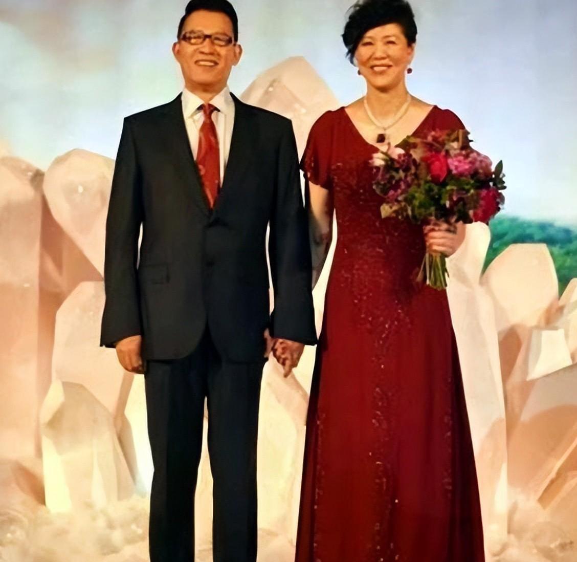 郎平与王育成:坚韧与温柔的完美结合 中国女排传奇人物郎平,以她的