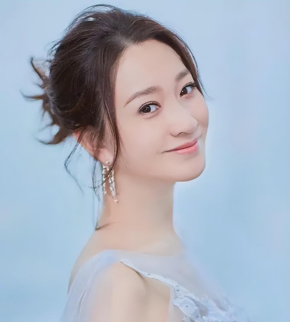 嫁给男闺蜜,获5亿零花钱的李小冉:人生舞台上的坚韧与光芒 李小冉,一