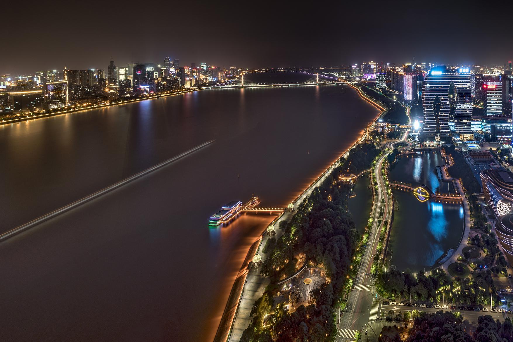 钱塘江夜游攻略:如画的夜色 想要一睹杭州钱塘江夜景的绚烂与美丽吗?
